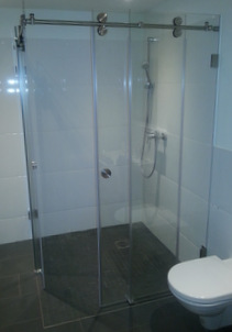 Ganzglas Dusche mit Edelstahl, barrierefrei