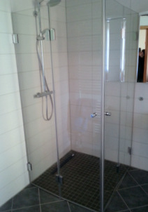 Ganzglas Dusche mit 2 Falttüren, barrierefrei